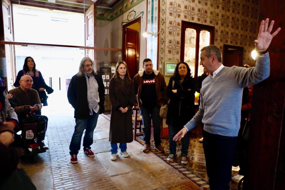 Visita de las asociaciones de víctimas de la dana al laboratorio de recupeación de fotografías en Torrent.