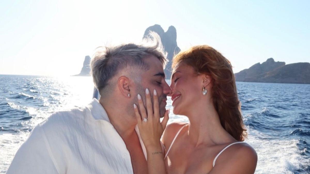 Tobbalink y Paula Currás se han comprometido en Ibiza.