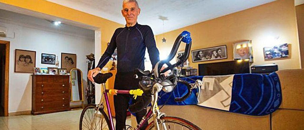 Paco Quirós junto a su bicicleta estática montada en un rodillo.