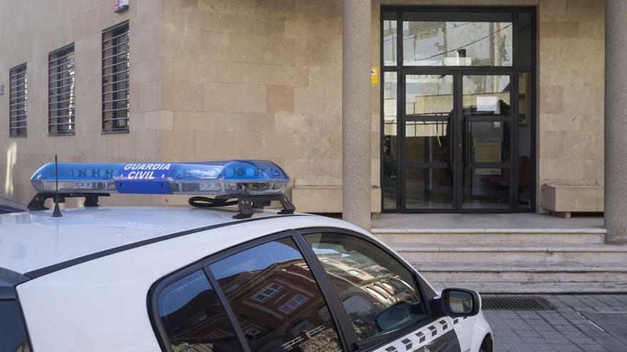 Un vehículo de la Guardia Civil a las puertas de los juzgados benaventanos.