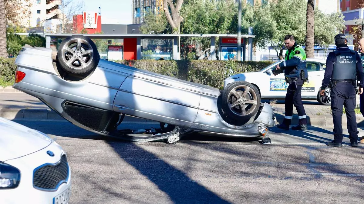Un turismo vuelca tras un aparatoso accidente en el Bulevar Sur de València