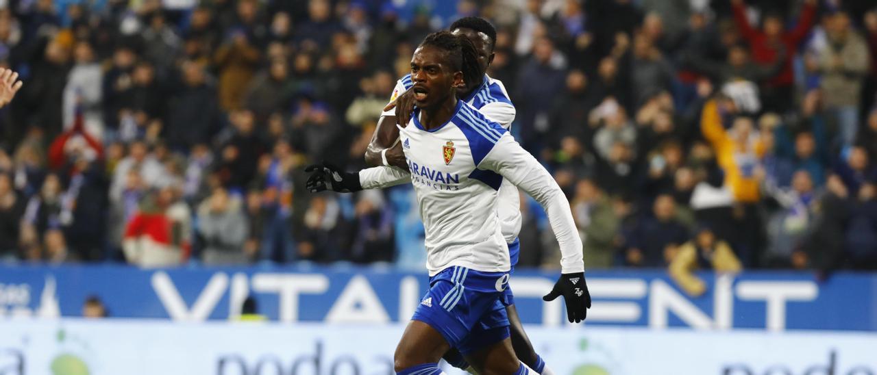 Jair celebra junto a Pape Gueye su gol frente al Ibiza el sábado en La Romareda.