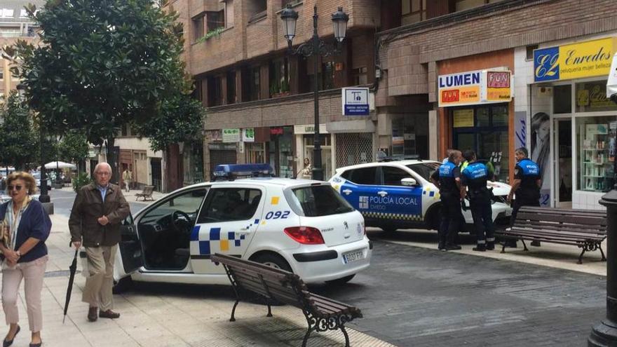 Vecinos y agentes de la Policía Local, ayer, en Pérez de Ayala.