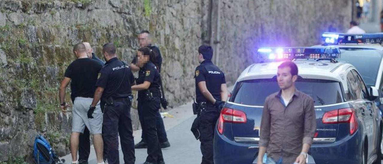 Funcionarios de la Policía Nacional realizan una detención en las inmediaciones de Santa María. // G.S.