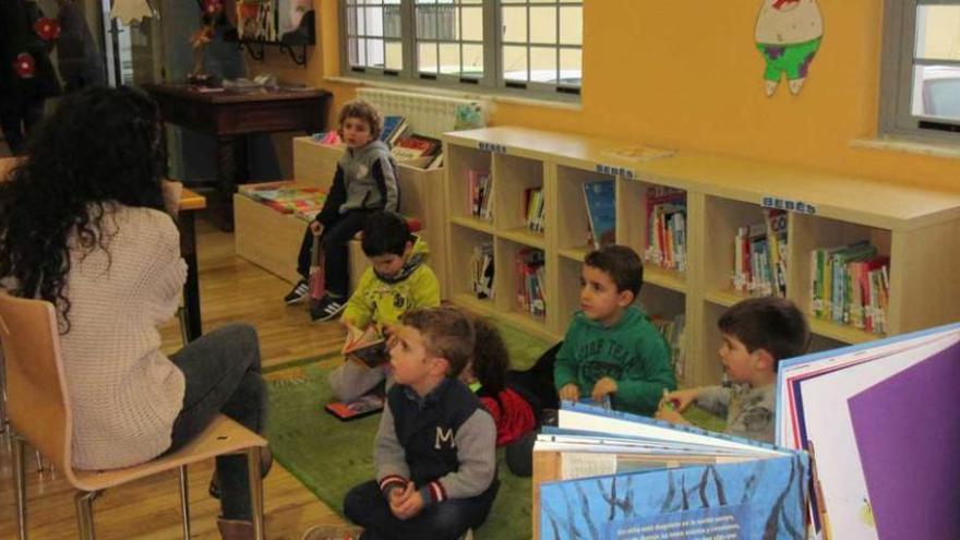 Una de las tardes de lectura en la &quot;Pequeteca&quot;.