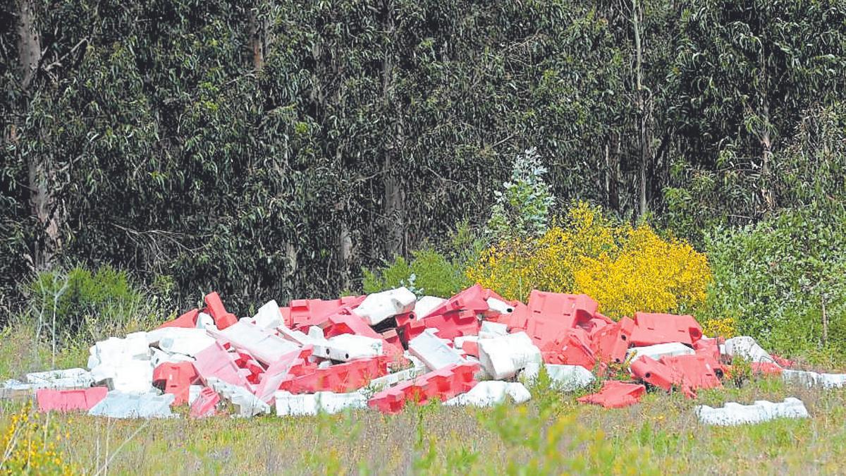 Medianas de plástico tiradas en el monte en Catoira procedentes de las obras del Eje Atlántico ferroviario.