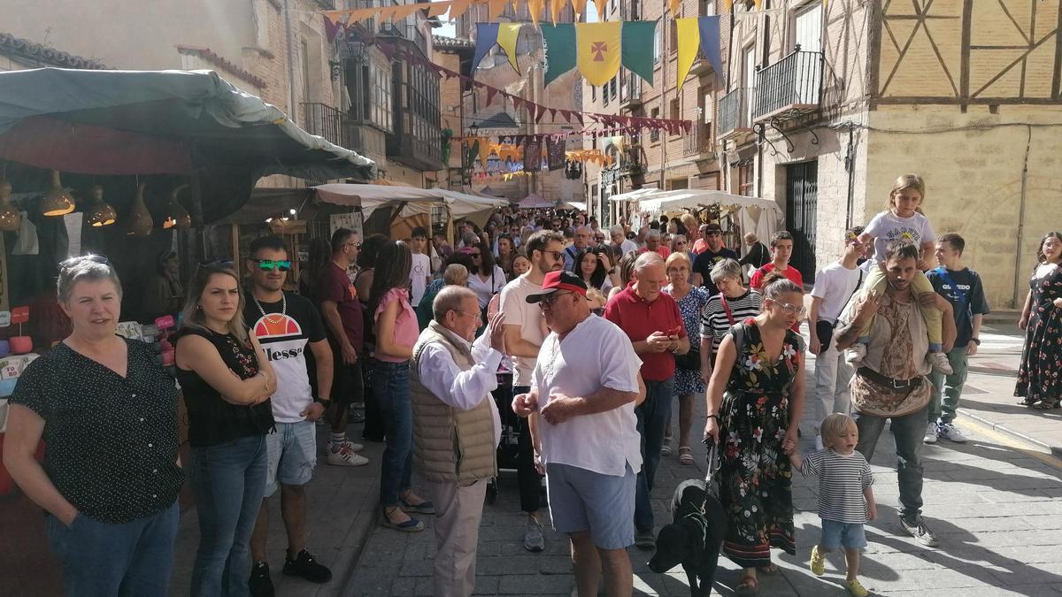Toresanos y visitantes recorren los puestos del Mercado Medieval