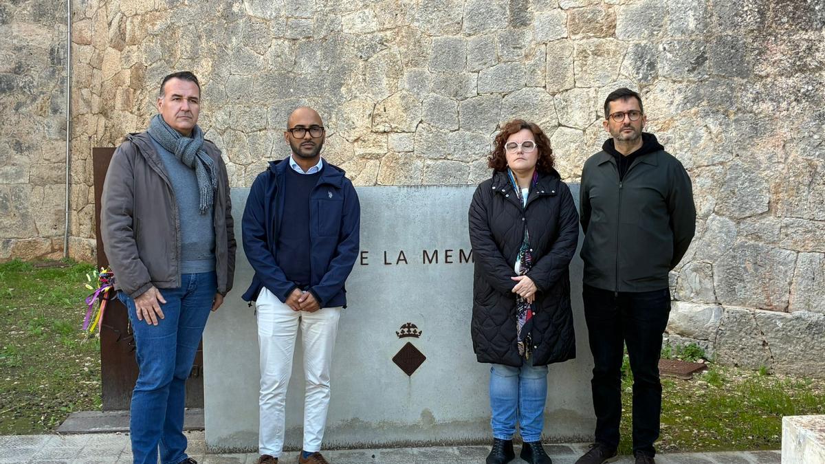 Los socialistas Xisco Ducrós, Omar Lamin, Bea Gamundí y Joan Ferre, en el Mur de la Memòria del cementerio de Palma.