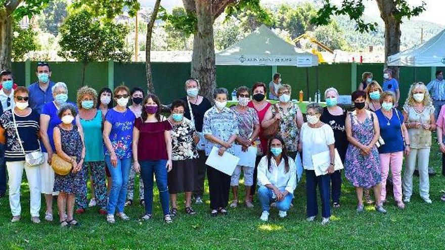 Foto de grup de cosidores voluntàries de mascaretes, amb l&#039;alcalde Albert Coberó, la regidora de Sanitat, Olga Tena, i altres membres de l&#039;equip de govern