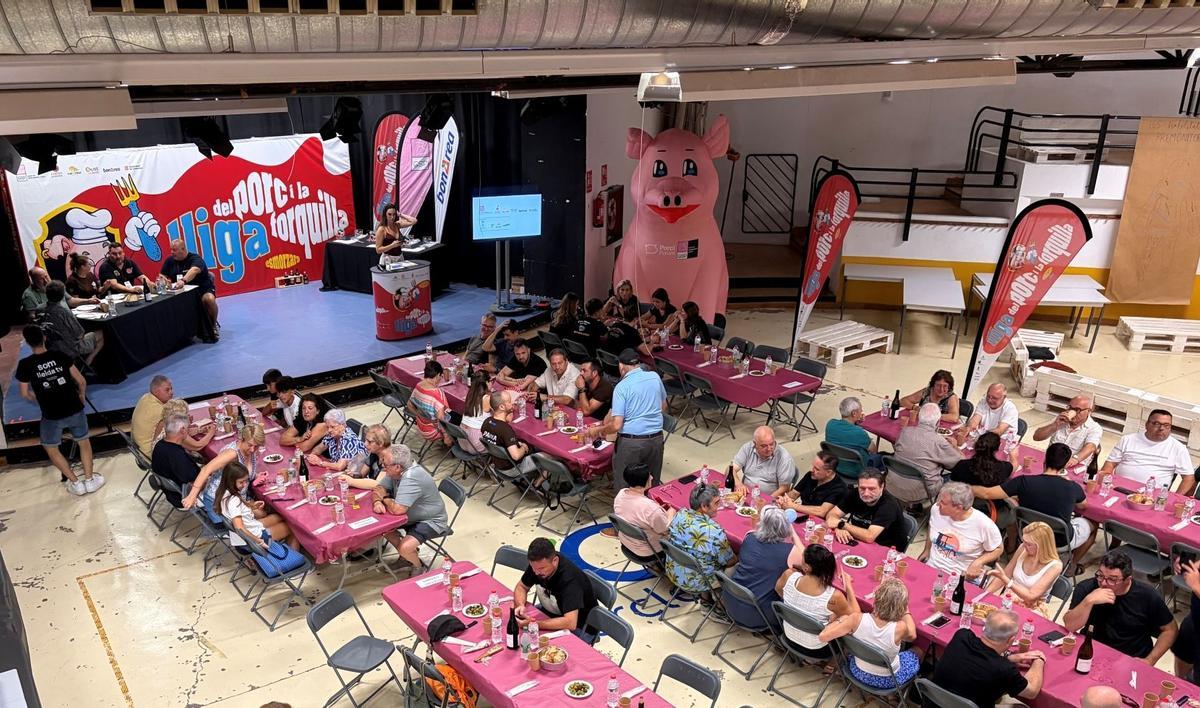 El Cercle Jove de Santa Coloma de Farners durant el concurs, en el qual es va servir un esmorzar de forquilla popular.