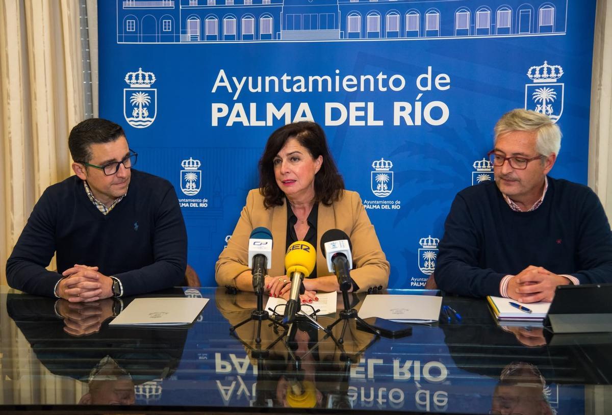 José Ramón Ruger, Matilde Esteo y Juan Trujillo, tras la firma del convenio en Palma del Río.