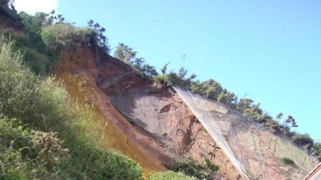 Aspecto de la parte trasera de la casa del paseo marítimo, cubierta de tierra.