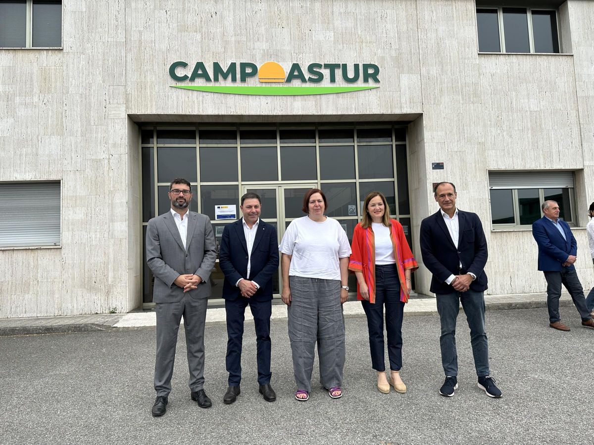 Foto de familia de la visita, con personal de Campoastur, el alcalde de Valdés, la directora general de Agricultura y la secretaria general de Agricultura del Ministerio.