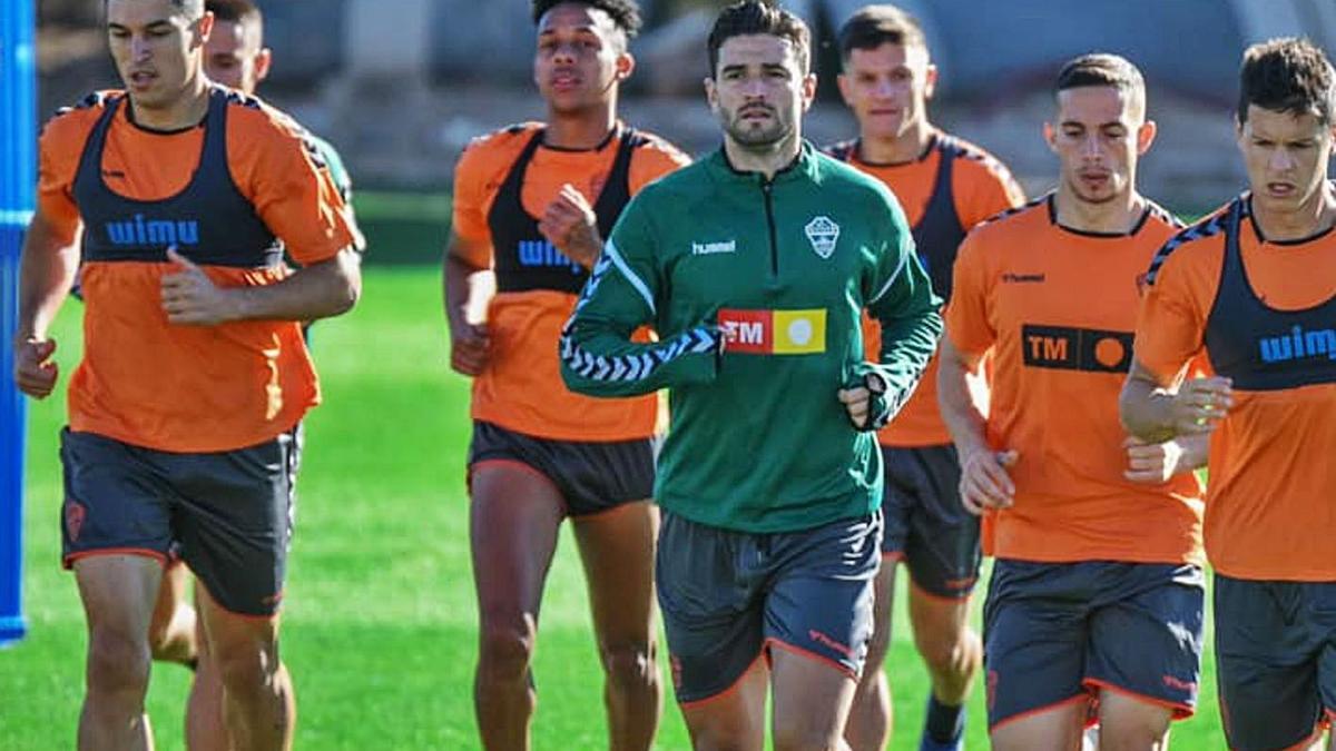 Los componentes de la plantilla del Elche, durante un entrenamiento.