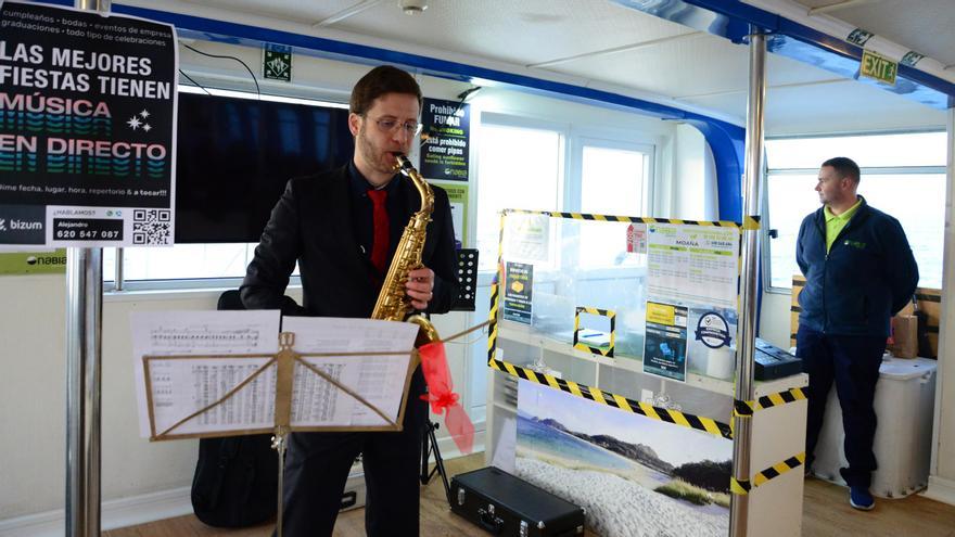 Recital de saxofón en el barco Moaña-Vigo por el día de San Valentín.