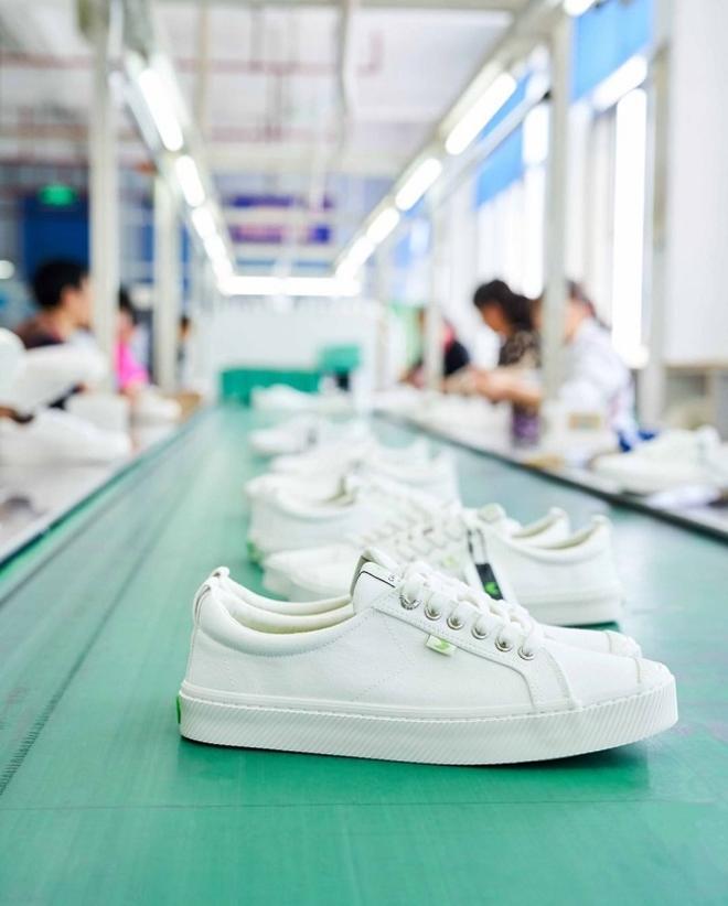 Imagen de la fabricación de las zapatillas sostenibles de Cariuma