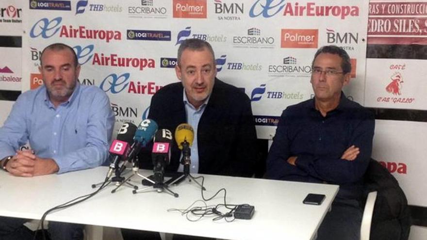 El gerente Ángel García, el presidente Guillem Boscana y Xavi Sastre, nuevo entrenador.