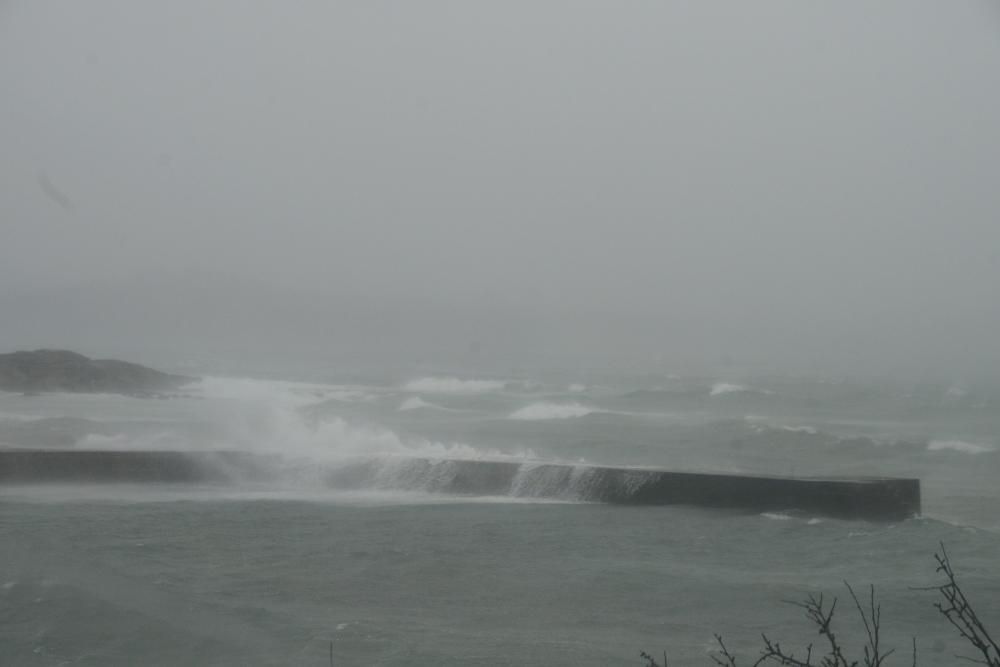 El viento ha alcanzado en Vimianzo los 138,6 kilómetros por hora y los 129,5 en Carnota. Las lluvias han dejado 54,2 litros por metro cuadrado en Santa Comba y 52,2 en Coristanco.