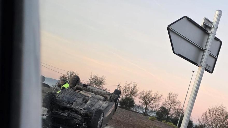 Un cotxe bolca a la Tallada d’Empordà i el conductor resulta ferit