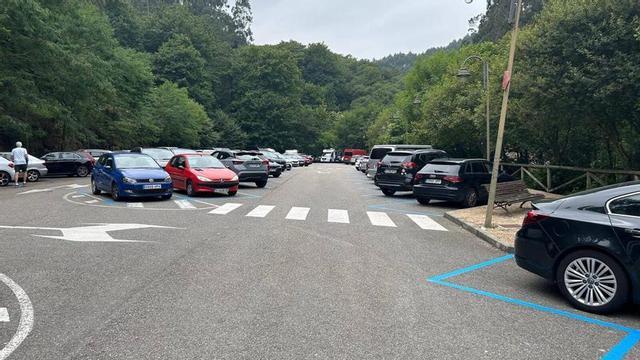 Un aparcamiento de Tazones, en Villaviciosa, lleno este verano.  | PABLO ANTUÑA