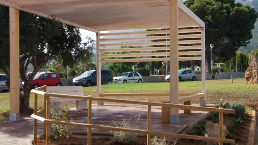 Inauguran una pérgola que ayuda a romper la rutina del hospital en la Pedrera