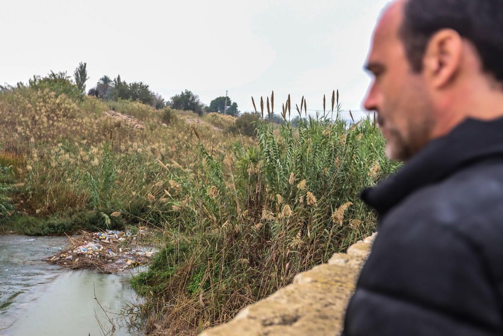 La Conselleria de Medio Ambiente y la CHS impulsan medidas para evitar la contaminación del Segura en la Vega Baja por sólidos flotantes.