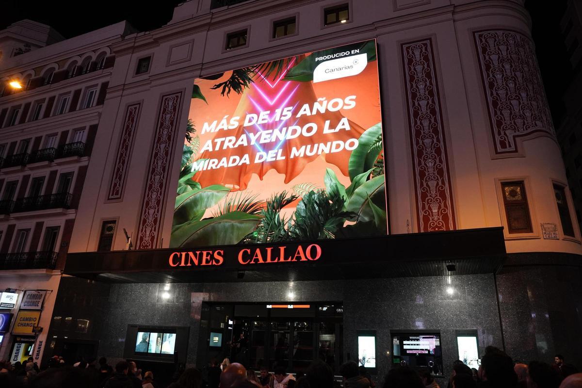 Dos pantallas gigantes.