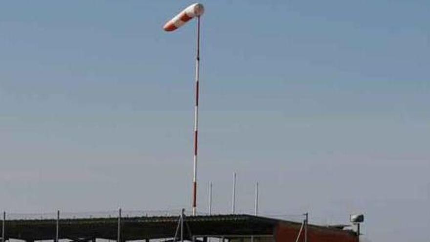 Instalaciones del Club de Aeromodelismo de Coreses (izquierda) y residuos acumulados a cincuenta metros de sus pistas (derecha), donde se alimentan aves.