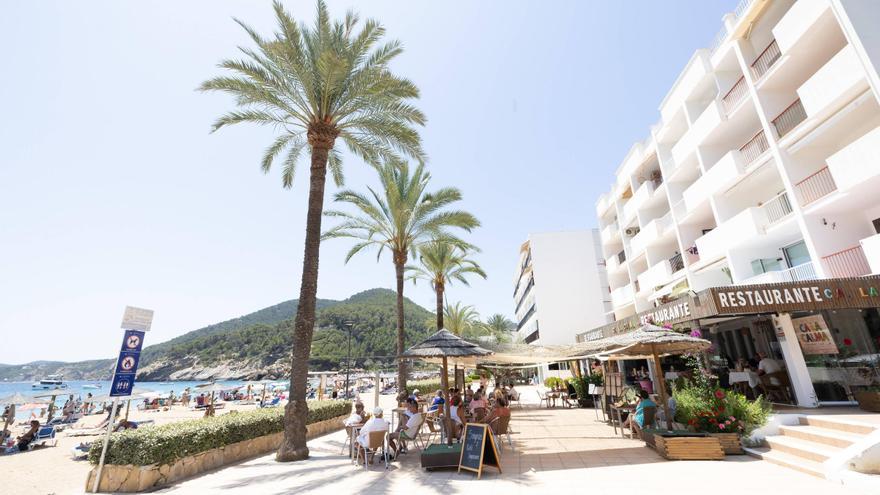 La Federación Hotelera de Ibiza y Formentera destaca que el trabajo contra la oferta ilegal de alojamientos en Ibiza mejoró los datos de 2025