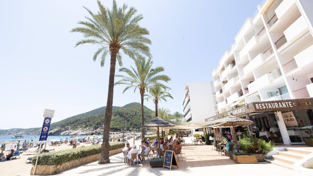 Imagen de archivo de temporada de verano en una cala de Ibiza.