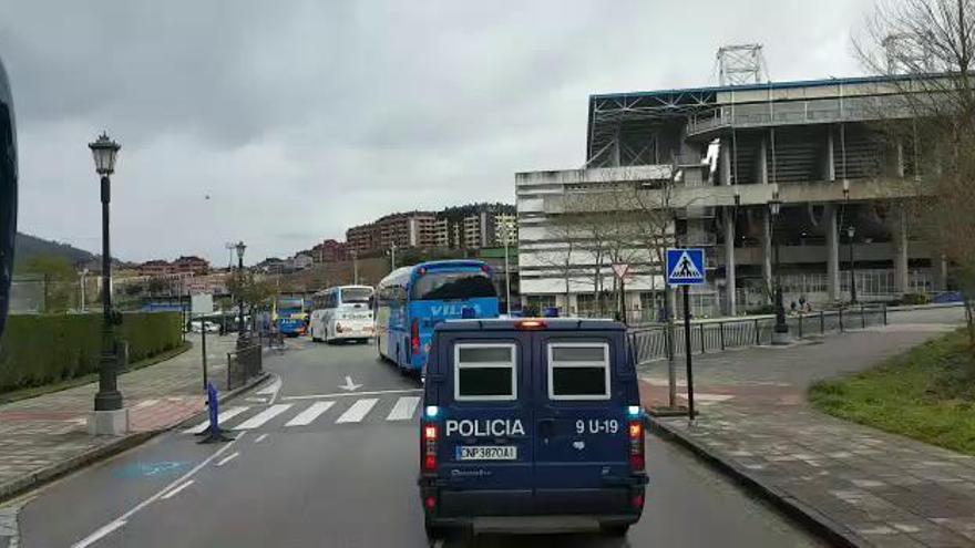 El autobús de seguidores del Sporting llega a Oviedo