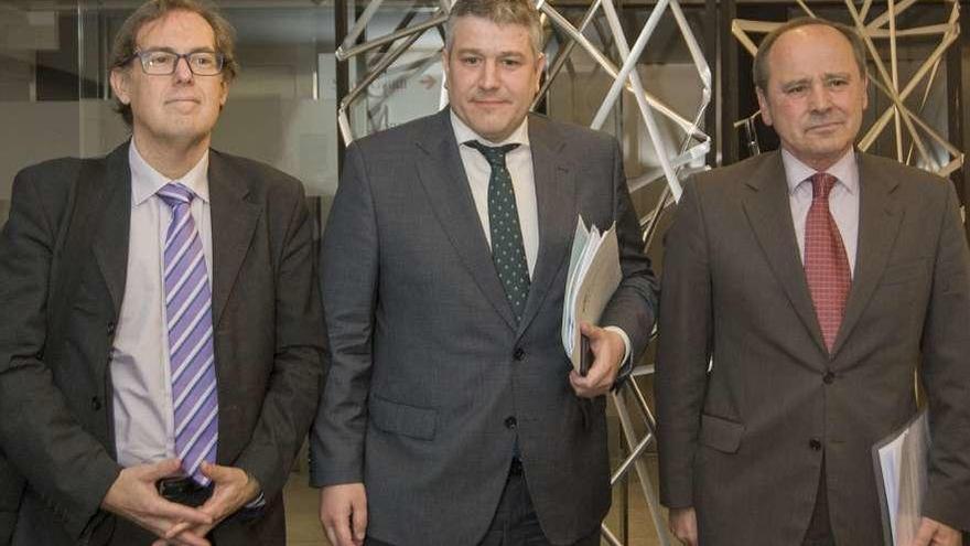 Julio Ransés Pérez Boga, Miguel Otero y Rafael Losada, antes de la rueda de prensa de ayer.