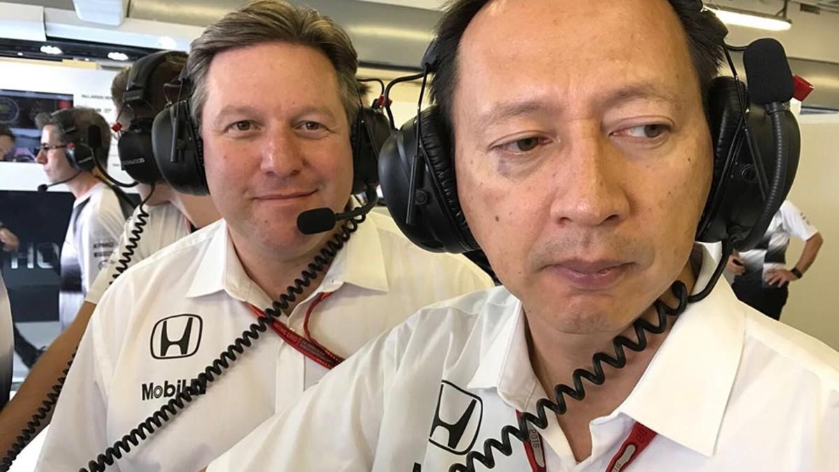 Brown, con Hasegawa, en el box de McLaren