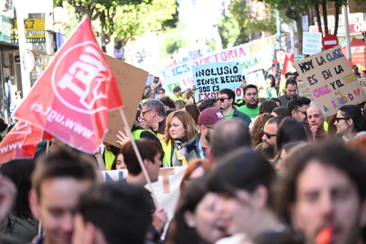 "Las maestras luchando también estamos enseñando", la educación pública se manifiesta en Elche