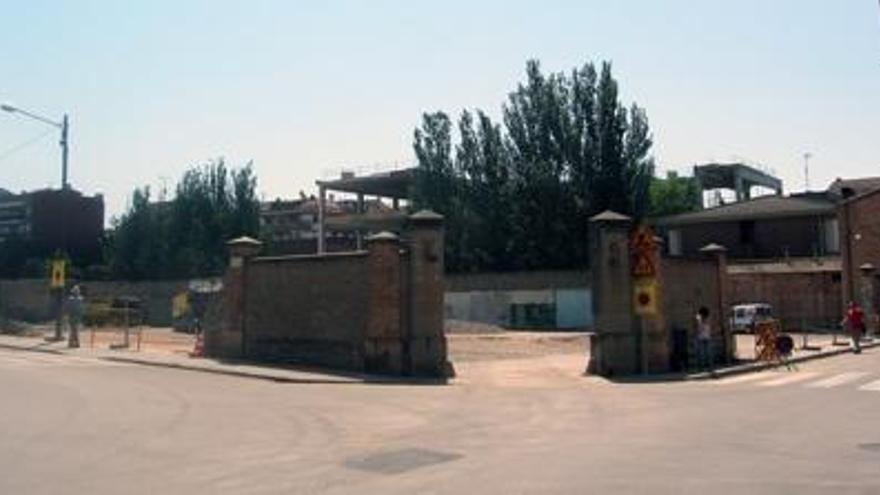 Vista d&#039;una part del solar amb un dels elements que es preserven, una de les portes d&#039;entrada.