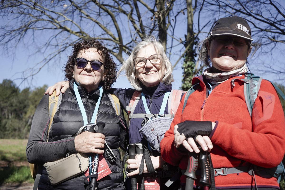 Concha Martín, veïna de Cornellà (al centre), acompanyada de dues amigues amb qui ha participat en la Transéquia