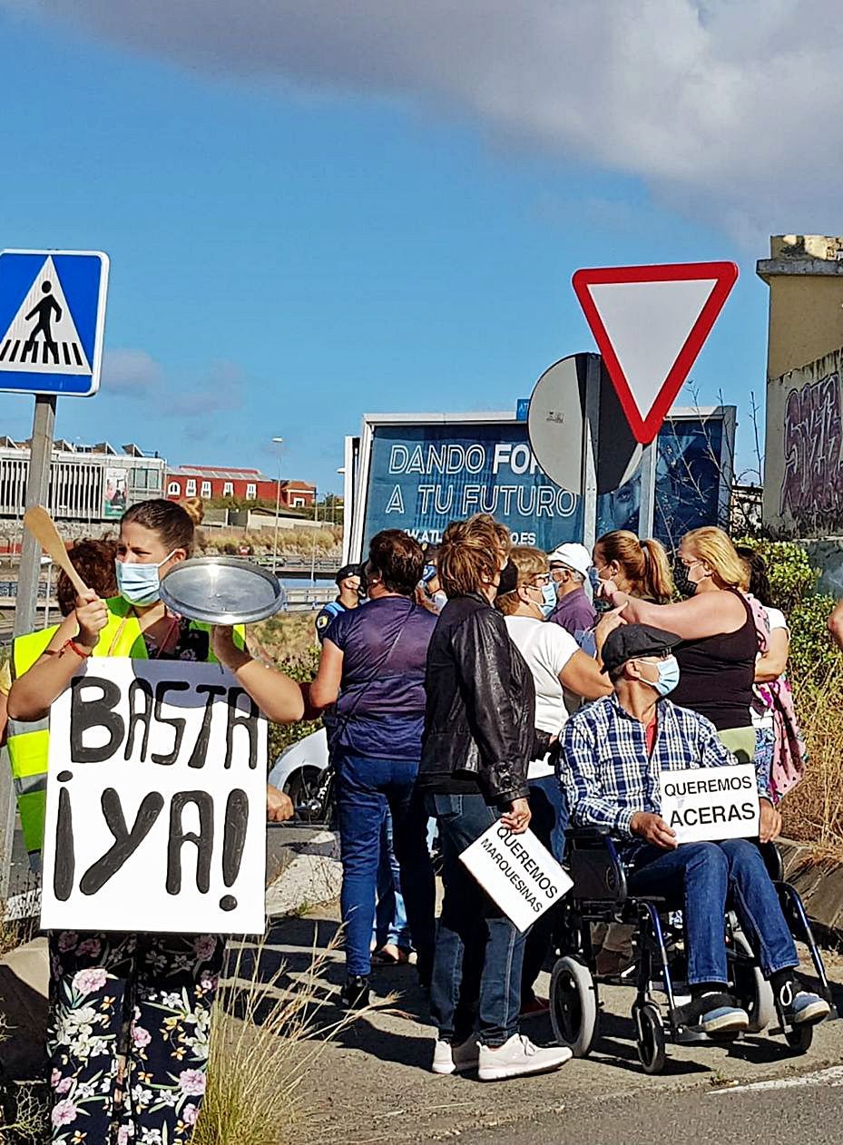 Vecinos, ayer, con sus pancartas en la movilización. | | LP/DLP