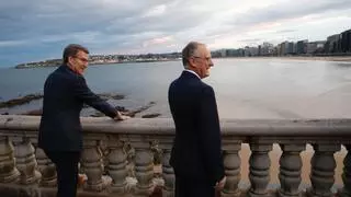 Canga y Feijóo, un paseo por Gijón y un café en la plaza Mayor antes del mitin