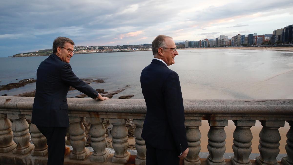 Alberto Núñez Feijoo y Diego Canga, este lunes en la playa de San Lorenzo.