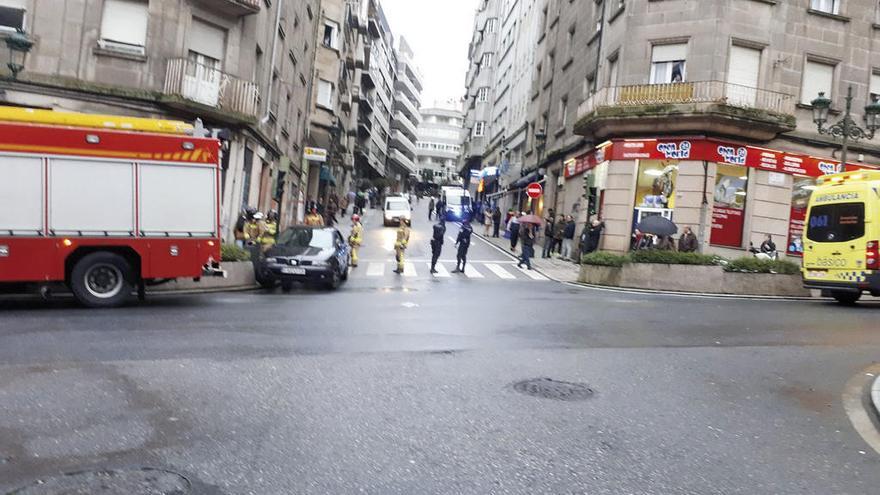 Los bomberos en el lugar del siniestro. // FdV