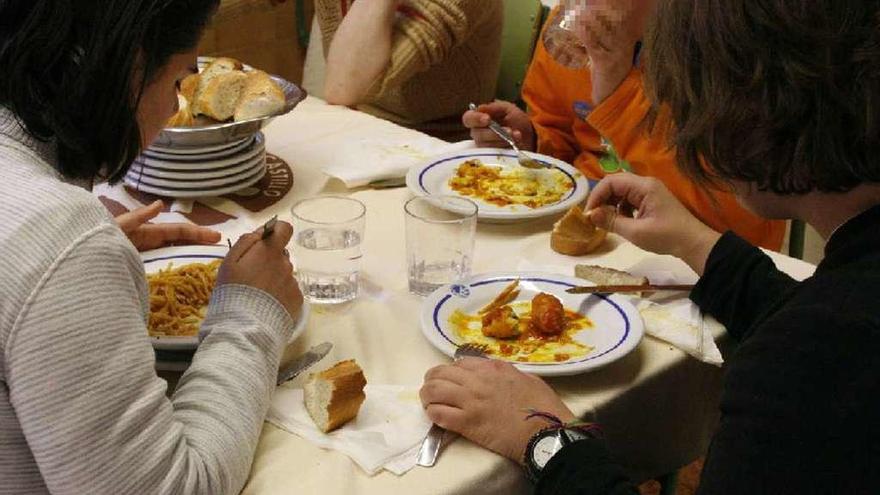 Varios niños almuerzan en un comedor escolar de la capital.