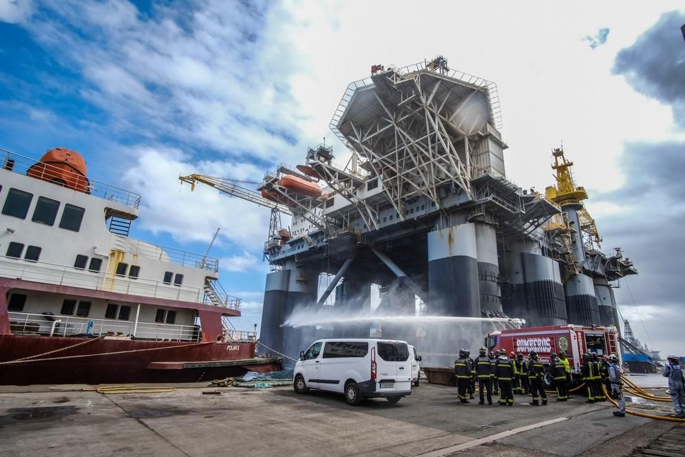 Simulacro de incendio en un buque en el Puerto de La Luz