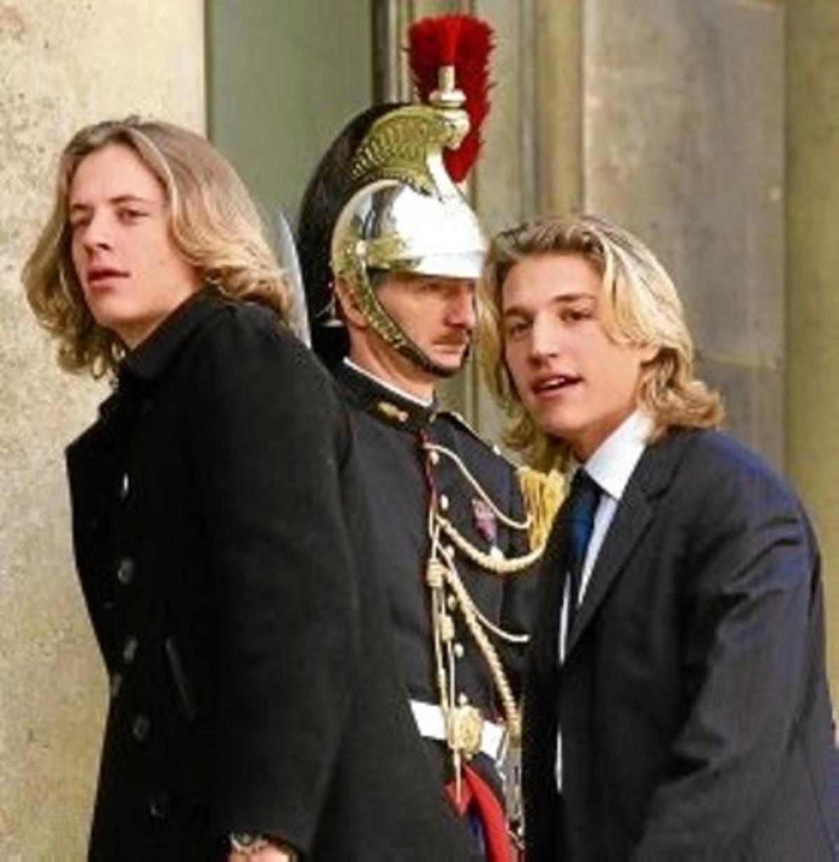 Els fills de Sarkozy Jean (dreta) i Pierre arriben al palau de l’Elisi, l’octubre del 2007. Els fills de Sarkozy Jean (dreta) i Pierre arriben al palau de l’Elisi, l’octubre del 2007.