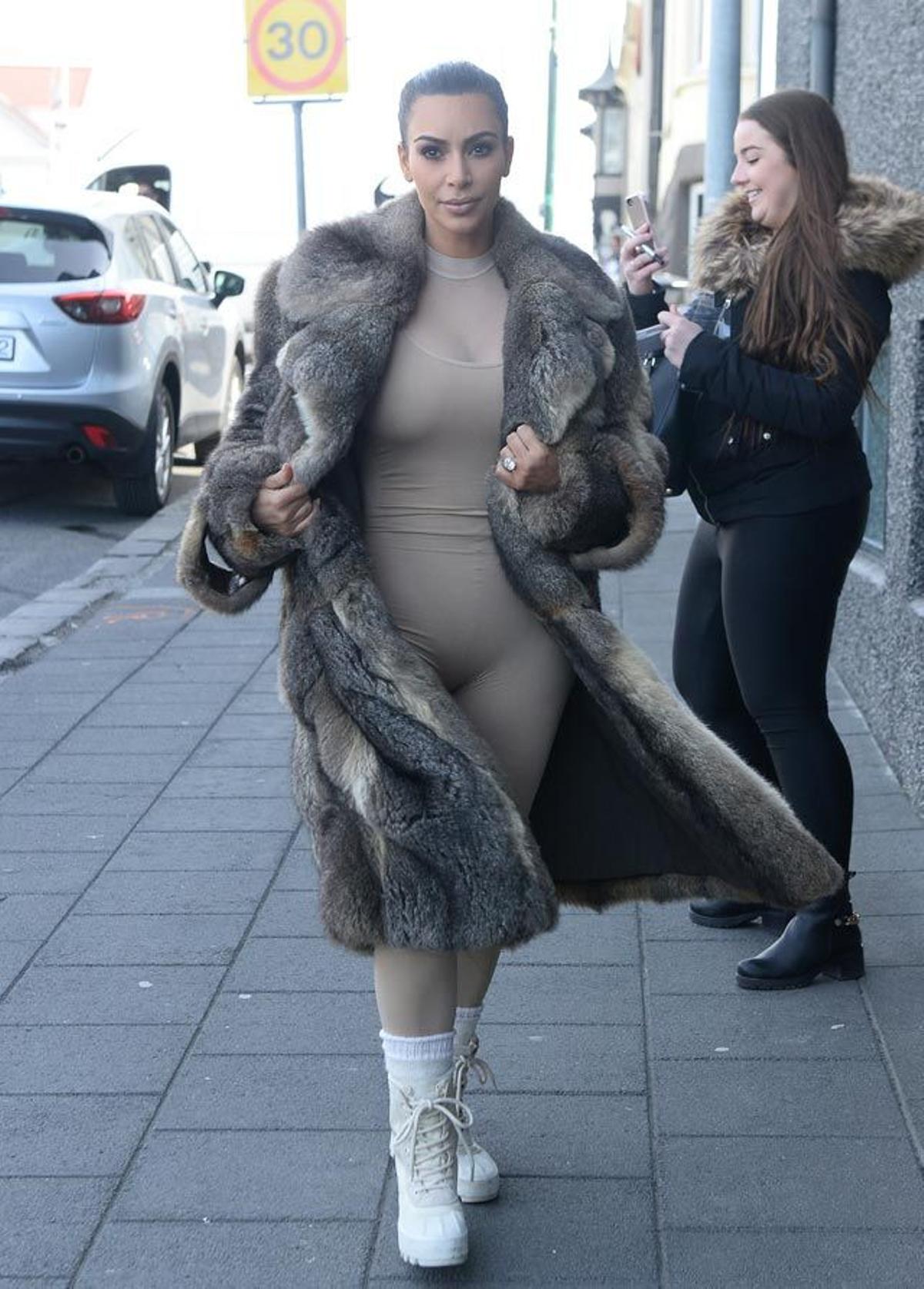 Kim Kardashian, de paseo con un conjunto de lo más ajustado y sus pieles por Islandia
