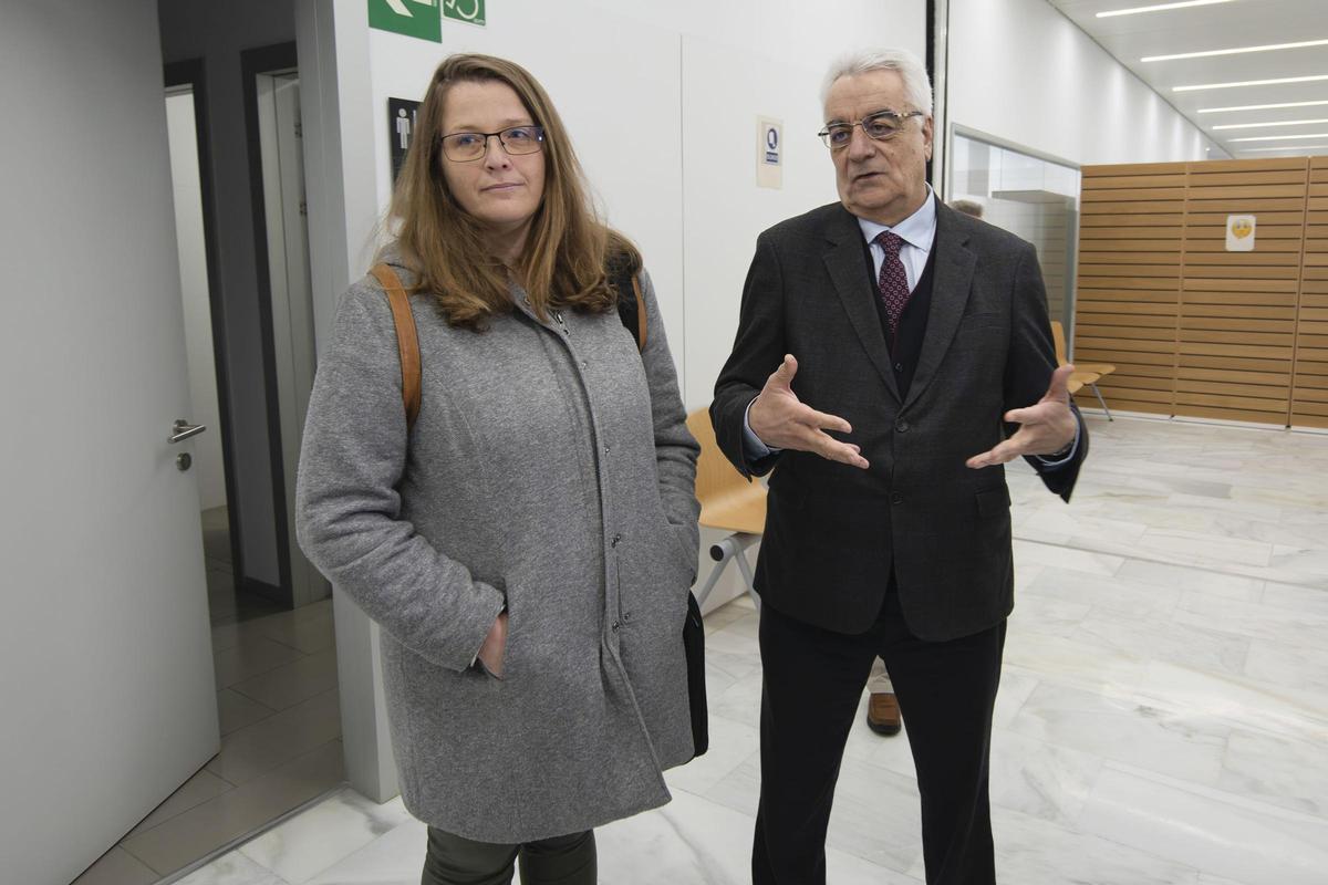 La alcaldesa de Mosqueruela, Alba Lucea (PSOE), junto a su abogado, Enrique Trebolle.
