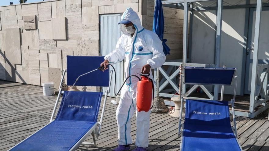 Desinfección de un resort en Ostia, cerca de Roma.