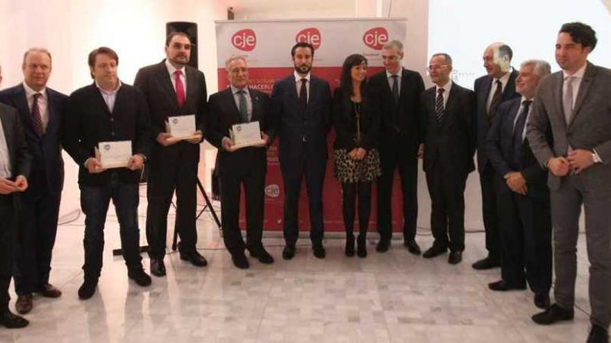 Los tres premiados, posando ayer con su diploma en mano, acompañados entre otros por los conselleiros de Industria y Educación. // J. Regal