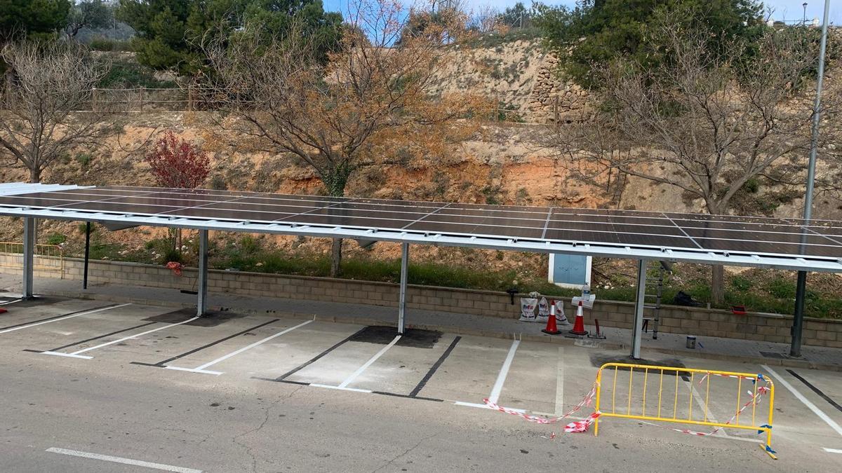 Pérgola fotovoltaica instalada en el polígono Cotes Altes de Alcoy
