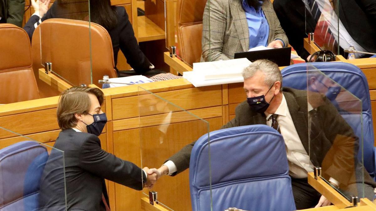 Corgos, a la izquierda, estrecha la mano al vicepresidente primero, Alfonso Rueda, ayer. |   // XOÁN ÁLVAREZ