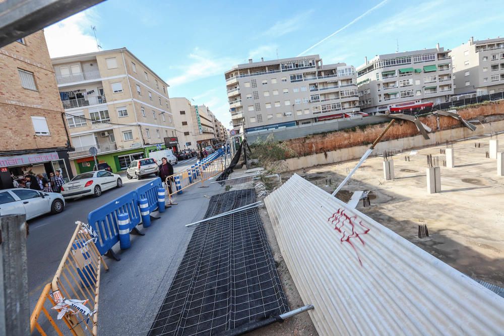 El Ayuntamiento asumirá el coste del vallado del solar de la obra del centro comercial abandonado desde hace una década en la avenida de las Habaneras, junto a la estación de autobuses.